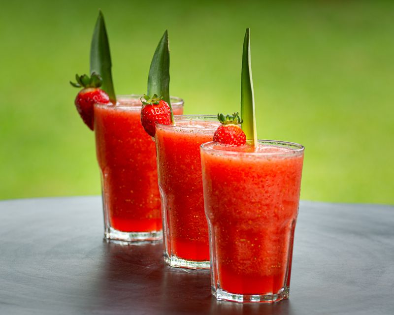 Három pohár eperes gazpacho, eperrel díszítve